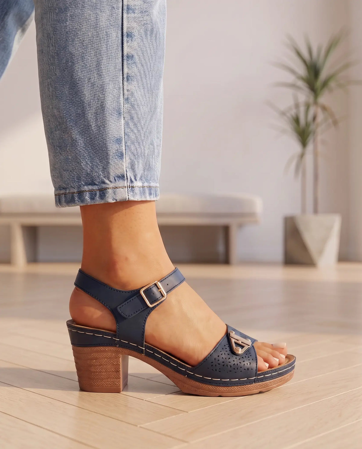 Casuarina Amalfi sandal in blue, detail view