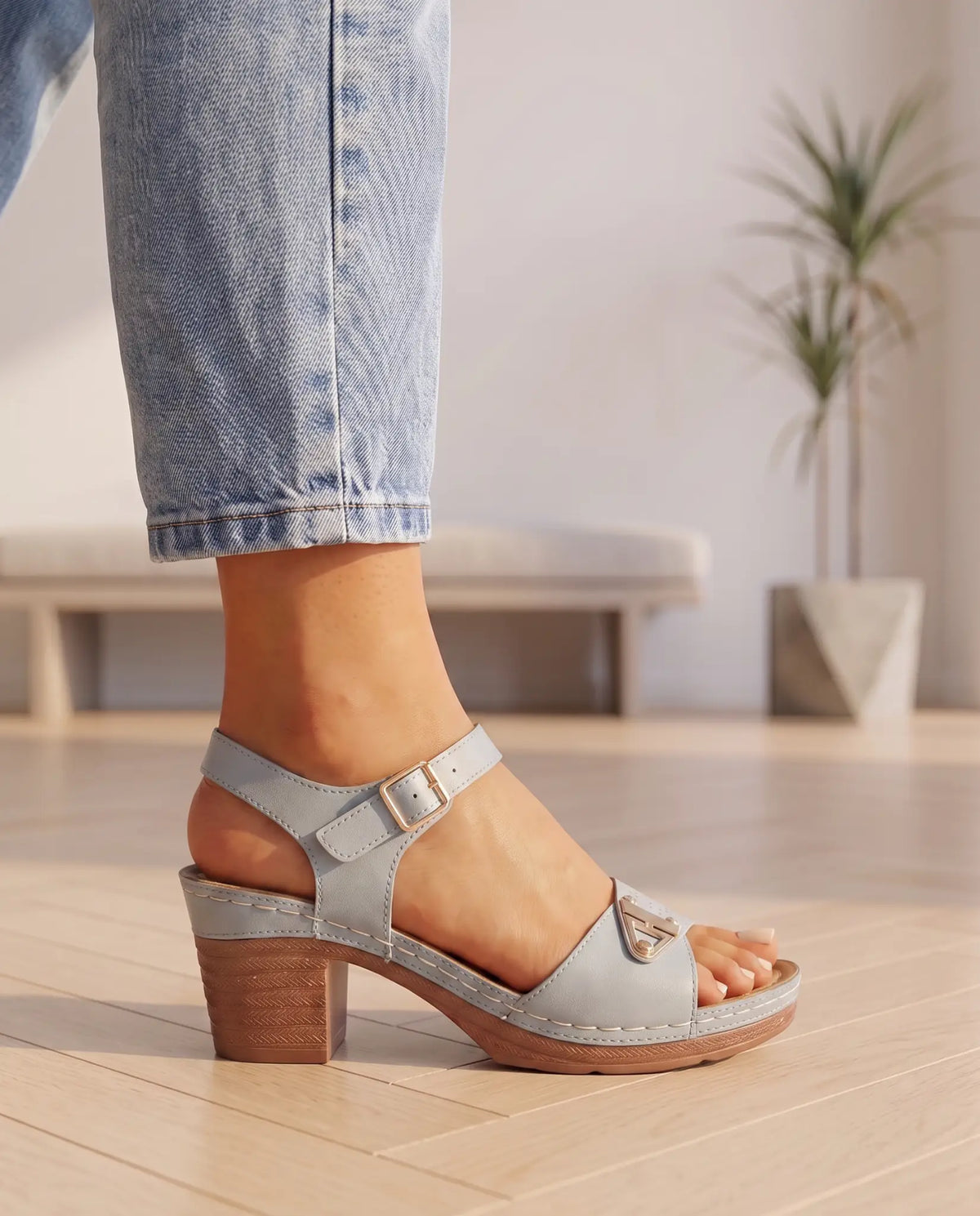 Casuarina Amalfi sandal in light blue, detail view